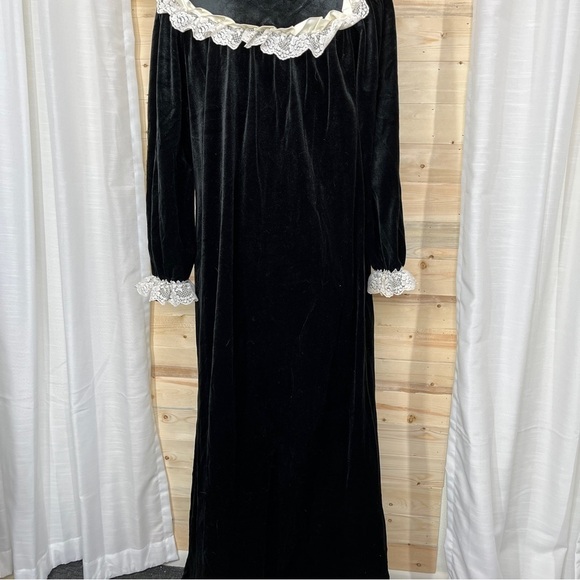 Vintage Black velvet zip up mum - Picture 3 of 13